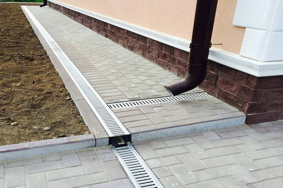 Водоотводные лотки с решетками